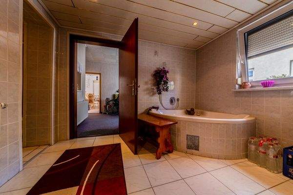 EG Badezimmer/ Wanne/ Dusche, mit Zugang Büro und weitere Räume