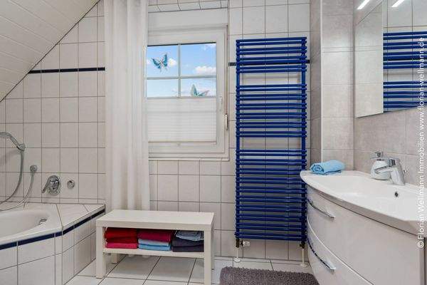 Badezimmer mit Dusche und Wanne 7,50 m²