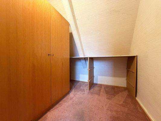 OG: Schrankbereich und Regal im praktischem Abstellraum