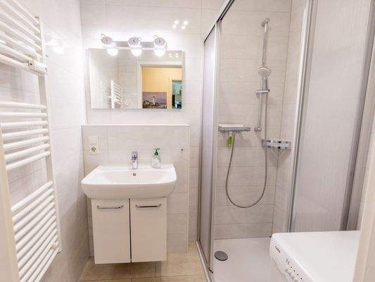 und ebenerdiger Dusche