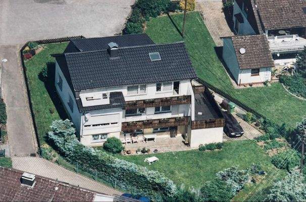 Luftaufnahme der Immobilie mit klar erkennbarer Grundstücksgröße und attraktiver Lage im Wohngebiet