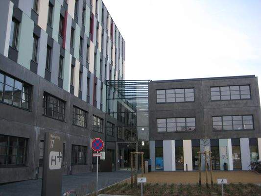 RICH_Gebäudeansicht mit Eingangsbereich
