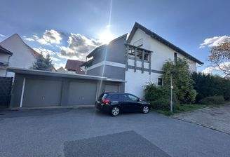 Hausansicht_Eingang Wohnung OG + Garage