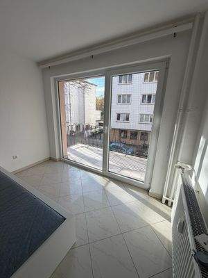 Wohnzimmer mit Balkon