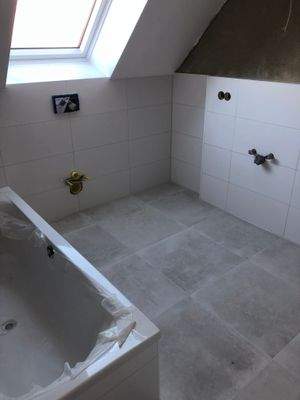 Bad OG / Dusche / Wanne / Waschbecken / WC