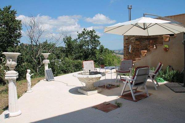 Sonnendurchflutete Terrasse mit mediterranem Flair