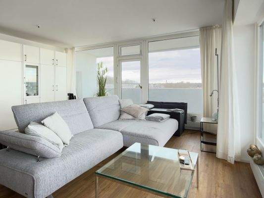 Wohnzimmer mit Austritt zum Balkon