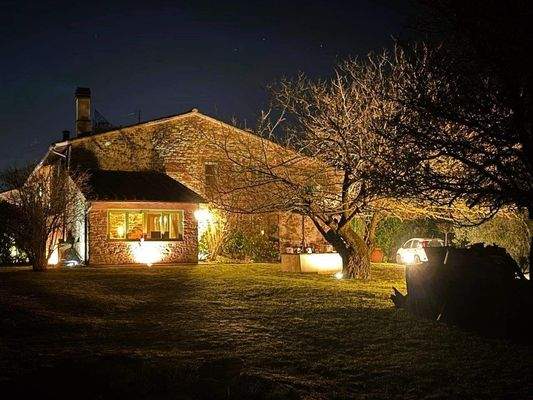 Hausansicht stimmungsvoll am Abend