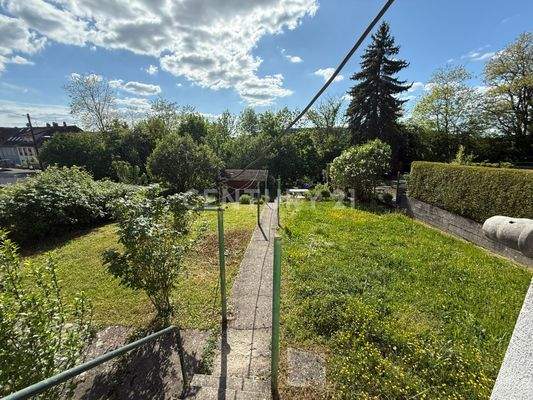 Blick in den Garten - Mit Hütte