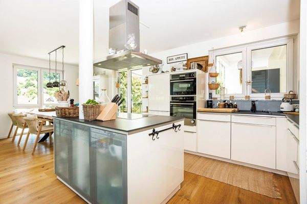 Offene Küche mit Kochinsel