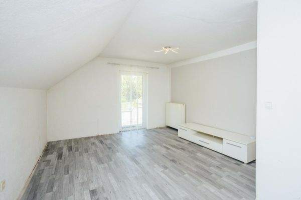 DG - Wohnzimmer mit Abstellraum