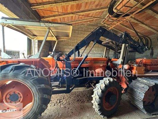 Traktor und Maschinenhalle