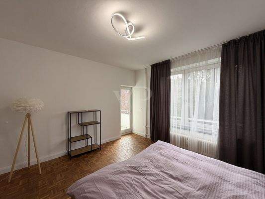 Ruhig gelegenes Schlafzimmer mit Zugang zum Balkon