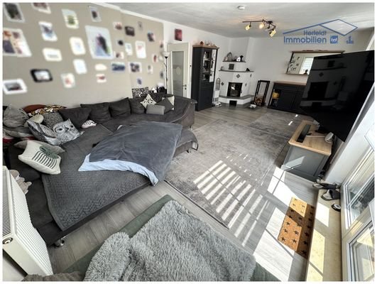 Geräumiges Wohnzimmer