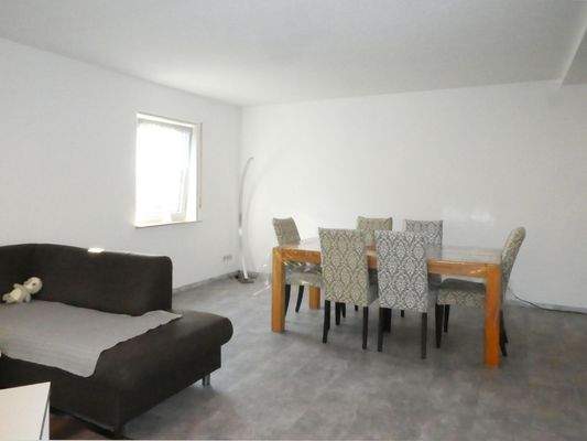 Großes Wohnzimmer mit Essbereich