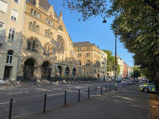 Roonstraße - sehr gut 24/7 bewacht ... Links ist das Haus.