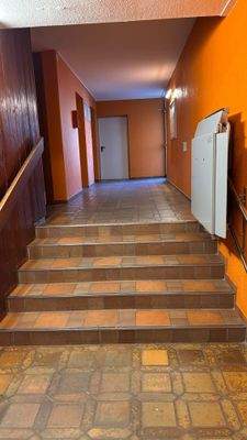 Treppenhaus mit Rollstuhl-Lift