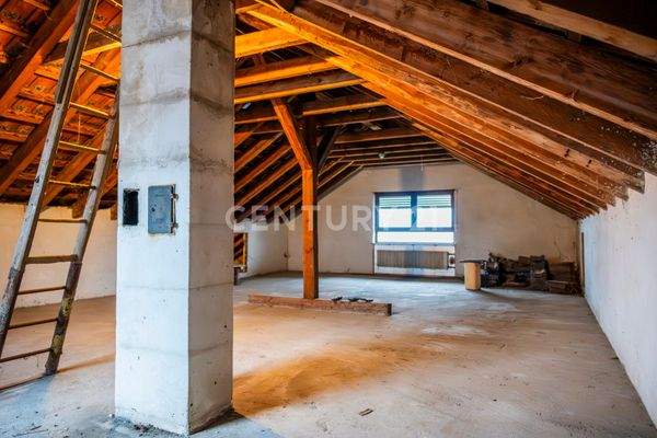 Ausbaubarer Dachboden