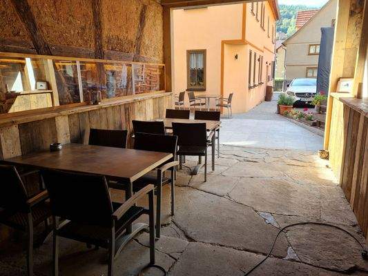 überdachter Freisitz mit Blick zur Straße 2