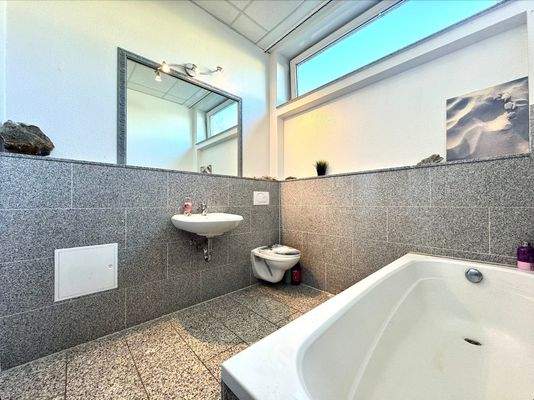 Tageslichtbad mit Badewanne