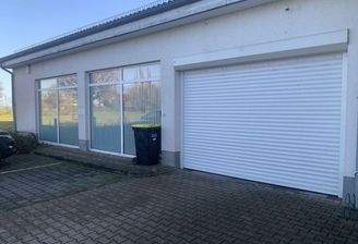 Haupteingang mit Rolltor