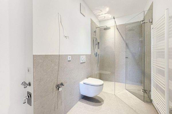 Bad mit Dusche und Waschmaschinenanschluss