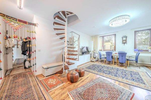 Wohnzimmer – Blick zum Eingangsbereich