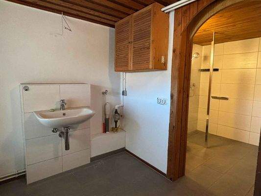 Waschplatz und nebenan große Dusche