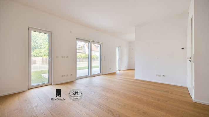 Lichtdurchfluteter Wohn-/Essbereich mit Möglichkeit für Küche sowie Zugang auf die Terrasse