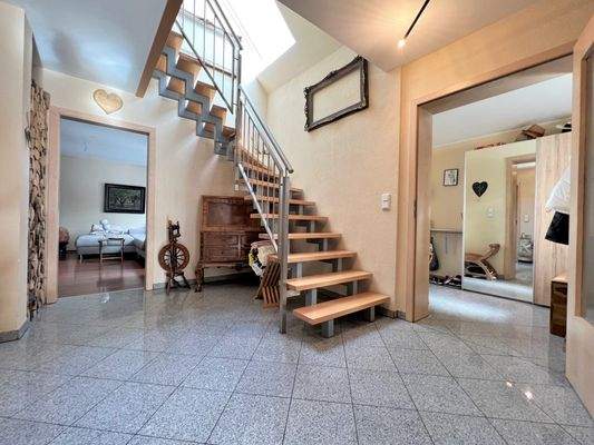 Diele mit Aufgang ins DG