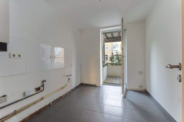 Küche mit Balkon zum Hof