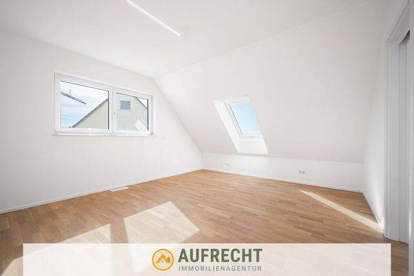 großzügiges Schlafzimmer mit Ankleide