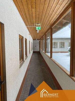 Laubengang zum Wellnessbereich