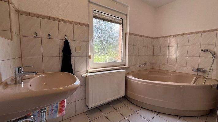 EG Bad mit Wanne und Dusche