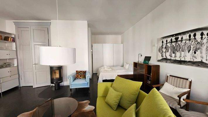 Wohnzimmer mit Schlafbereich