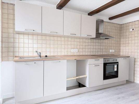 Die neue Einbauküche vom Zimmer dahinter aus gesehen