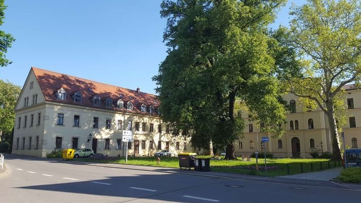 Ansicht mit Park und Gerichtsgebäude (rechts)