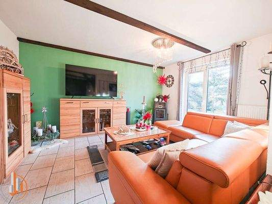 Wohnzimmer mit Blick in den Garten