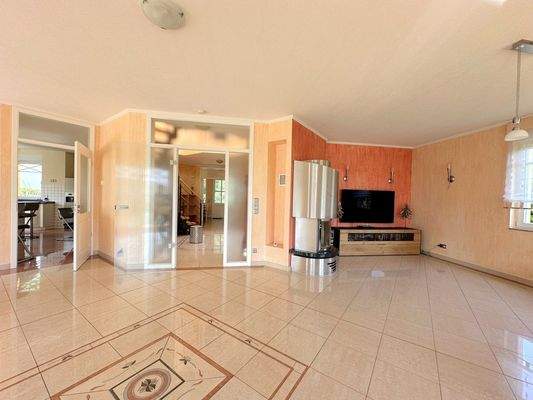 lichtdurchfluteter Wohn- und Essbereich