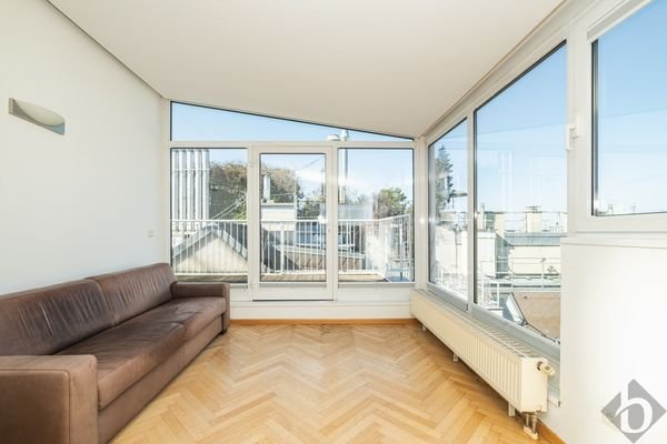 Heller Wohnbereich mit Zugang zur Dachterrasse