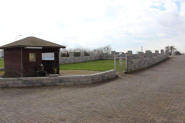 Hof mit Gartenhaus und Rasenfläche.JPG