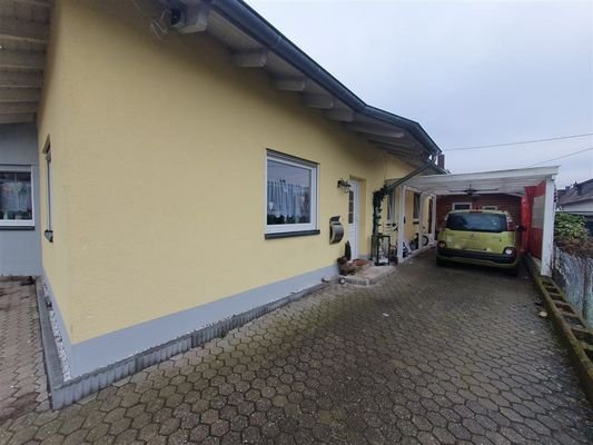 Außenansicht mit Carport