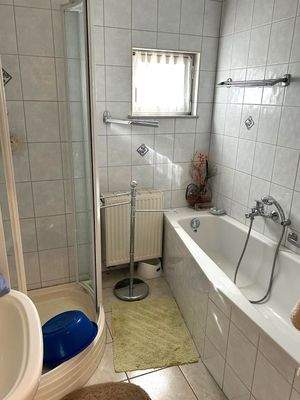 Bad mit Dusche und Wanne EG