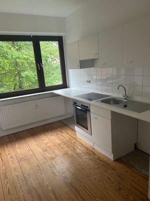 Einbauküche mit Herd und Spüle