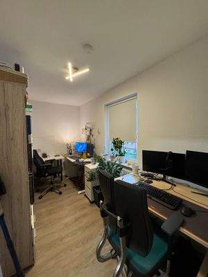 Helles Arbeitszimmer