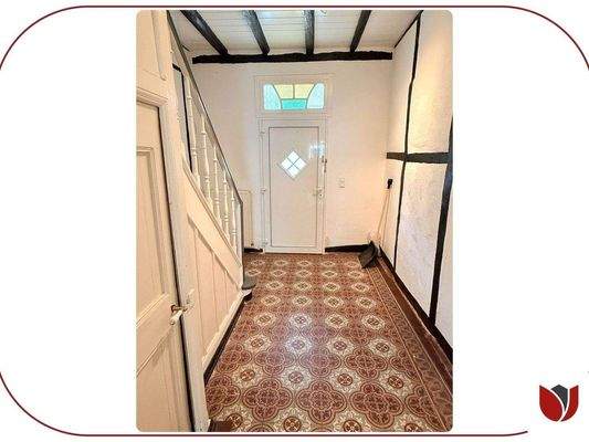 Charaktervoller Eingangsbereich: Bergischer Charme und Fachwerk-Elemente 