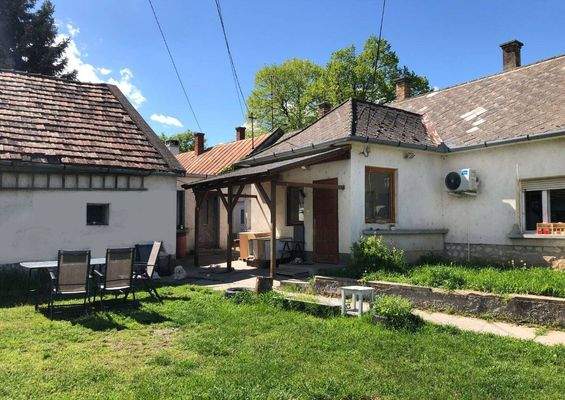 Wohnhaus mit angrenzendem Nebengelass