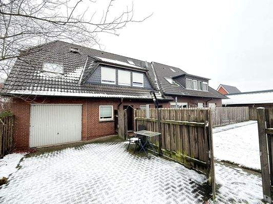 geräumiger Garten mit Sitzecken, Terrassen und Rasenfläche