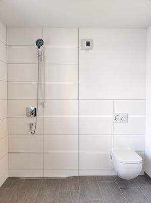 Tageslichtbad mit bodengleicher Dusche