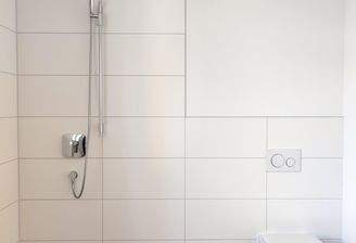 Tageslichtbad mit bodengleicher Dusche